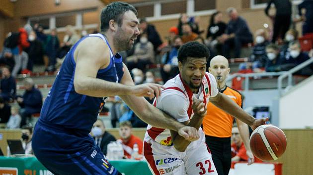 Basketbalové utkání Kooperativa NBL mezi BK JIP Pardubice (v bíločerveném) a BC Geosan Kolín (v modrém) v pardubické hale na Dašické.