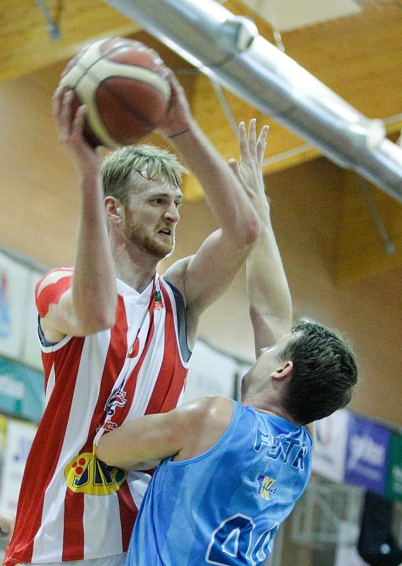 Basketbalové utkání Kooperativy NBL mezi BK JIP Pardubice (v bíločerném) a BK Olomoucko (v modrém) v pardubické hale na Dašické.