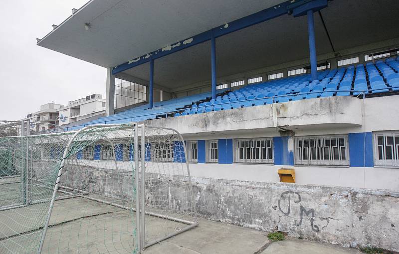 Letní stadion v centru Pardubic je v dezolátním stavu. Oprava může stát až přes půl miliardy korun.