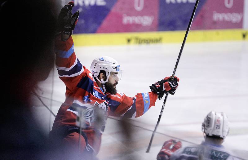 Hokejové utkání Tipsport extraligy v ledním hokeji mezi HC Dynamo Pardubice (červenobílém) a HC Dukla Jihlava  (ve žlutém)) v pardudubické Tipsport areně.