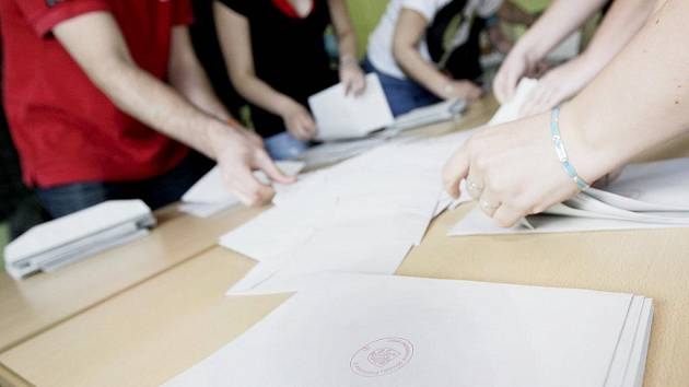 Sčítání hlasů začalo ve volebních místnostech krátce po čtrnácté hodině
