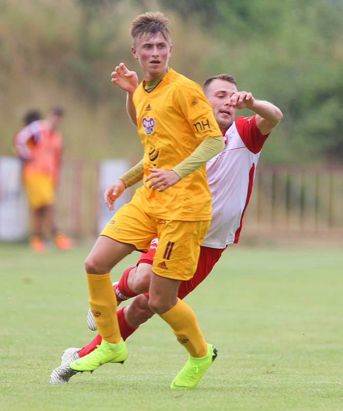 Fotbalová příprava: FK Pardubice (v červenobílém) a Dukla Praha B (ve žlutém) na hřišti Na Dolíčku.