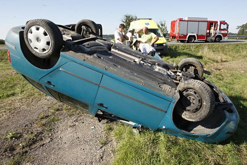 Fabie po nehodě skončila na střeše. Řidička odháněla vosu.