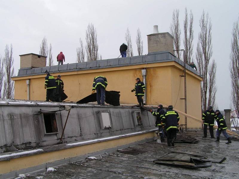 Likvidace následků vichřice na střeše KD Holice v roce 2004