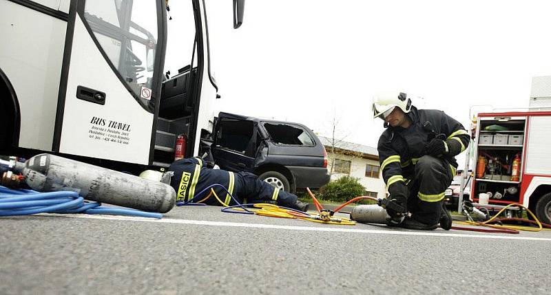 Tragická nehoda v Pardubicích na Hůrkách. Záchranáři bojovali o život posádky osobního vozu i motockylisty, kterého krátce předtím automobil srazil. Řidič osobního vozidla ale střet s autobusem nepřežil. 