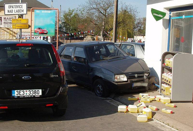 Řidič zřejmě vlivem zdravotní indispozice nezvládl řízení a narazil přímo do budovy opatovické benzínky.