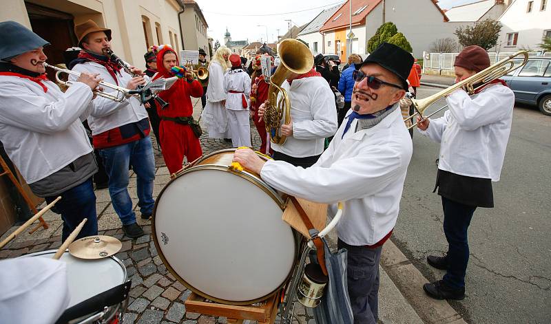 Tradiční masopust ovládl Holice. Průvod poprvé zamířil také do městské části Roveňsko.