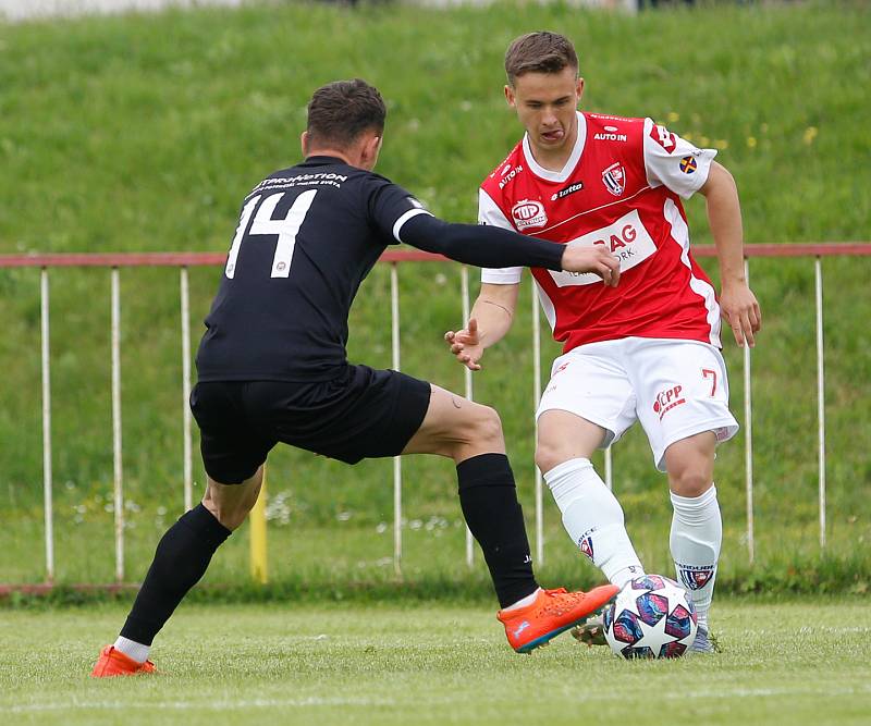 Přípravné utkání Fortuna národní ligy mezi FK Pardubice (ve červenobílém) a MFK (v Černém) na hřišti v Na Dolíčku.