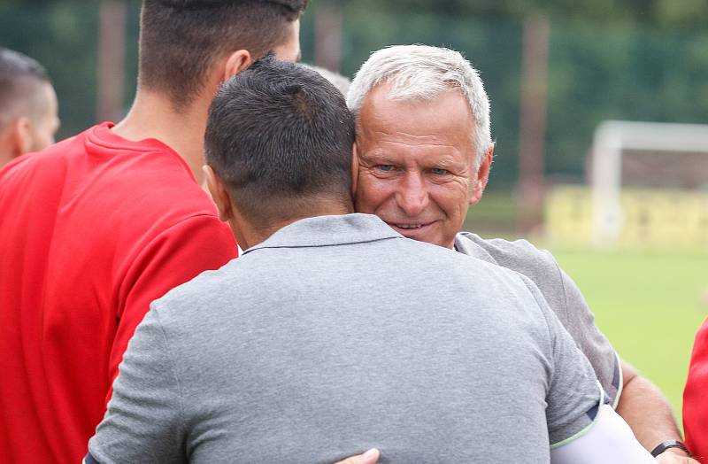 Utkání Fobalové národní ligy mezi FK Pardubice (ve červenobílém) a FC Slavoj Vyšehrad (v modrém) na hřišti pod Vinicí v Pardubicích.