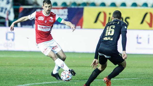 Fotbalové utkání Fortuna ligy mezi FK Pardubice (v červenobílém) a FC Zbrojovka Brno ( v černém) na Městském stadionu Ďolíček v Praze.