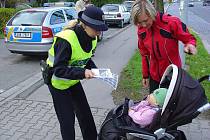 Policisté na přechodech radili chodcům