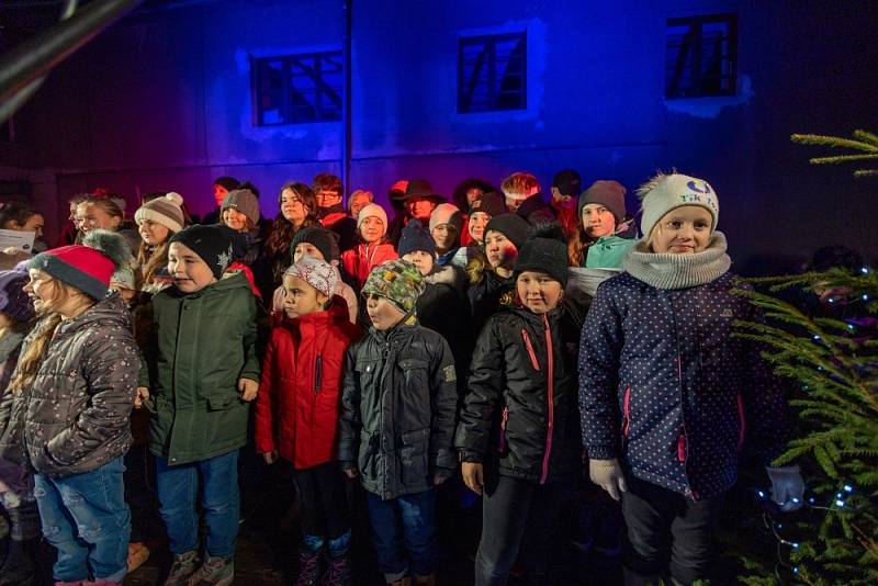 Kostelec nad Orlicí. Na Jiráskově náměstí jsme si společně s hosty zpěvačkou Ellou, zpěvákem Martinem Proboštem, Smíšeným pěveckým sborem Orlice a Sborem Základní umělecké školy F. I. Tůmy zazpívali.