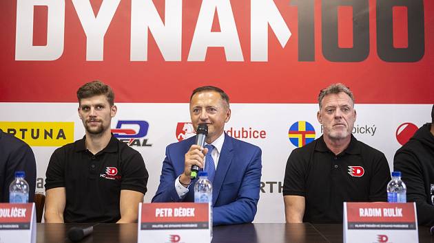 Na tiskové konferenci Dynama Pardubice, před sezonou, představil majitel klubu Petr Dědek nové dresy.