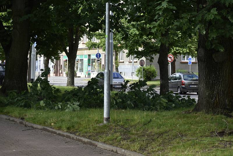 Bouřka řádila i na Pardubicku. Silný vítr lámal větve a kácel celé stromy.