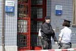 Pojišťovnu České spořitelny v centru Pardubic musela policie evakuovat kvůli ohlášené bombě