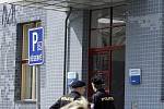 Pojišťovnu České spořitelny v centru Pardubic musela policie evakuovat kvůli ohlášené bombě