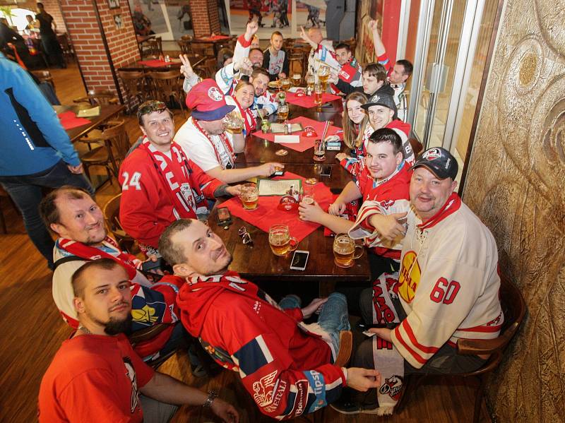 Výjezd Dynamo fans do Českých Budějovic na zápas baráže o udržení Tipsport extraligy v ledním hokeji mezi ČEZ Motor České Budějovice a HC Dynamo Pardubice.