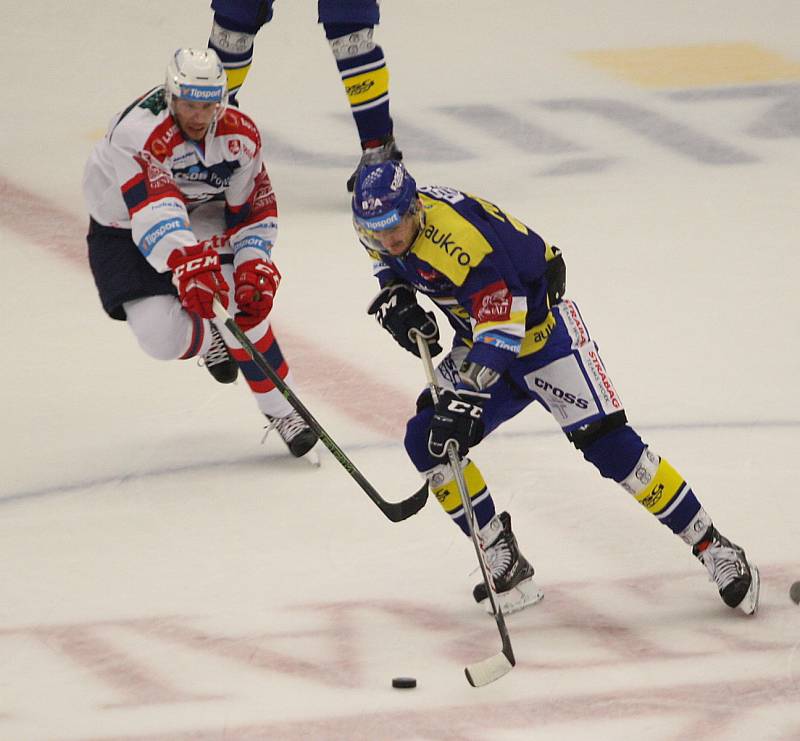 Zlínští hokejisté (v modrém) v rámci 2. kola extraligy v neděli dopoledne vyzvali Pardubice.