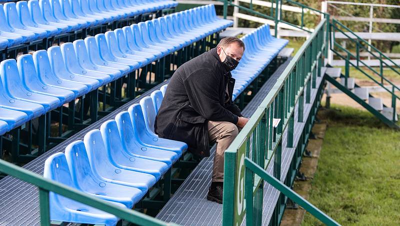 Zahájení 130. Velké pardubické se Slavia pojišťovnou, která se konalo před prázdnými tribunami na pardubickém dostihovém závodišti.