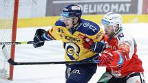 Hokejové utkání Tipsport extraligy v ledním hokeji mezi HC Dynamo Pardubice (v červenobílém) a PSG Berani Zlín  (ve žlutomodrém) pardudubické enterie areně.