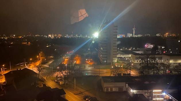 Světla z nového stadionu oslnila Pardubice. Kupte si žaluzie, vzkázal  náměstek - Pardubický deník