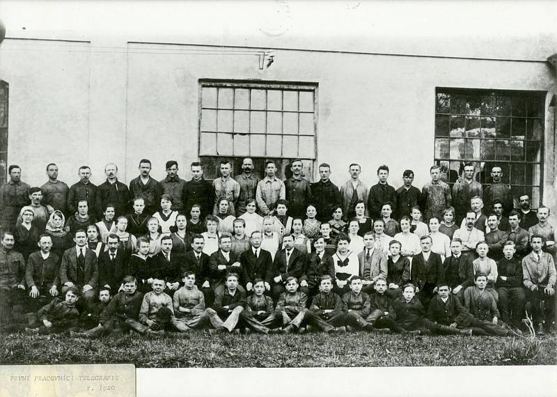 Zaměstnanci firmy Telegrafia v jejích počátcích, 1920 Foto: Východočeské muzeum v Pardubicích