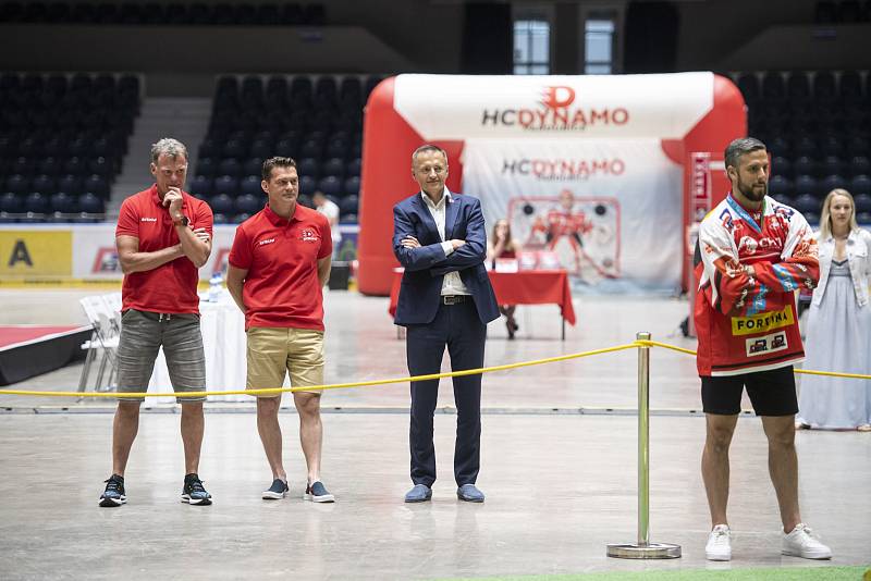 HC Dynamo Pardubice představilo nový realizační tým společně i s hráči všem divákům v domácí enteria aréně. Představení bylo doplněno o zábavný program.