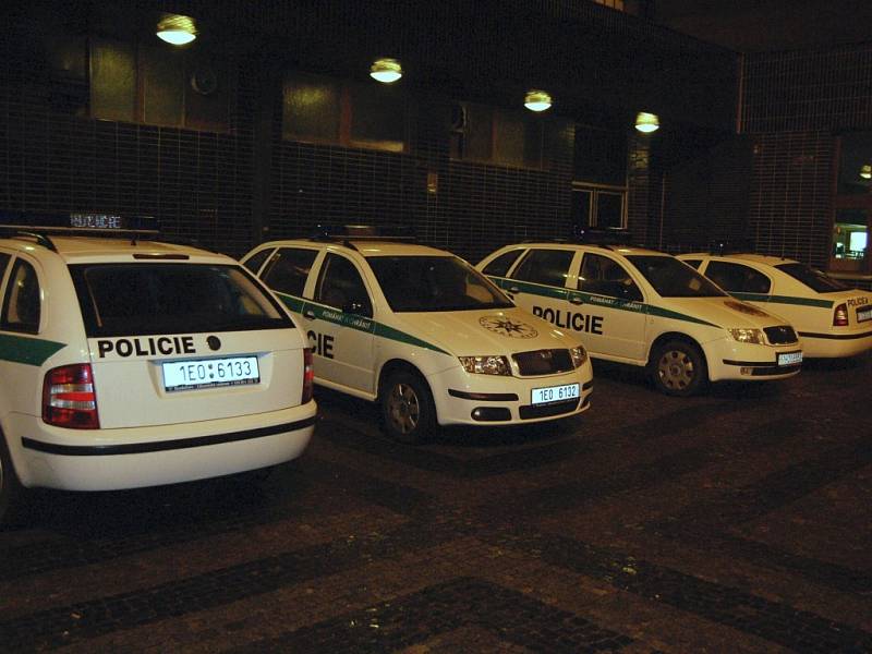 Tolik policejních aut před pardubickým nádražím normálně neuvidíte