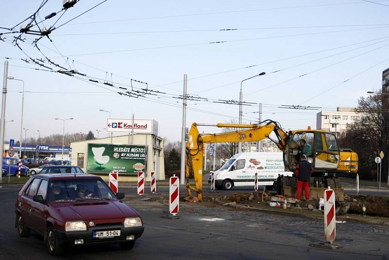 Kruhovou křižovatku u Kaflandu teď zdobí stavební stroje