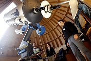V KOPULI PARDUBICKÉ Hvězdárny barona Artura Krause si mohli návštěvníci prohlédnout třeba povrch Slunce. Na snímku je vedoucí hvězdárny Petr Komárek. 