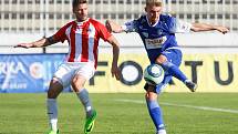 Utkání Fotbalové národní ligy mezi FK Viktoria Žižkov (v bíločerveném) a FK Pardubice (v modrém).