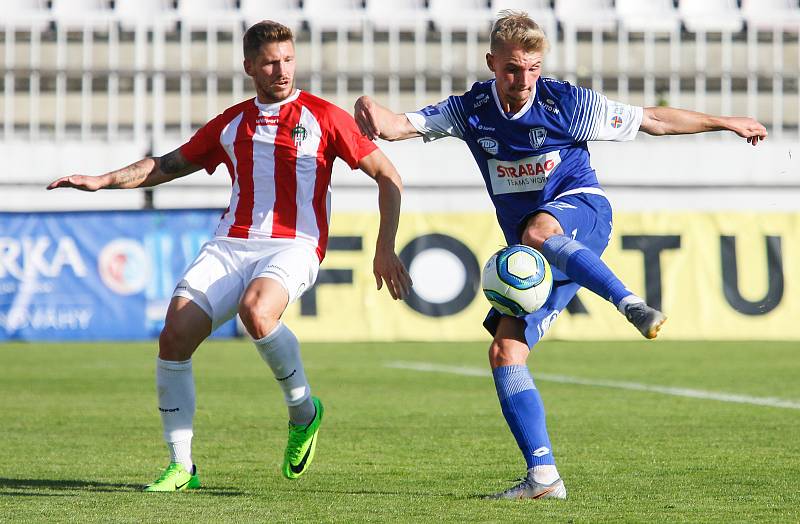 Utkání Fotbalové národní ligy mezi FK Viktoria Žižkov (v bíločerveném) a FK Pardubice (v modrém).