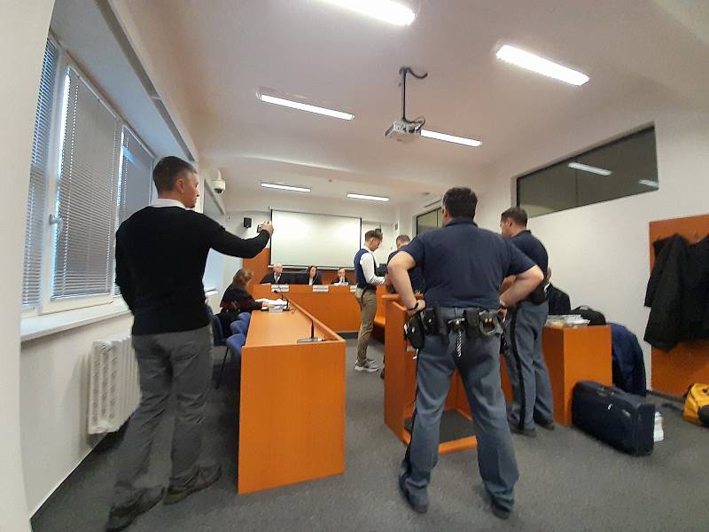 Středeční jednání v případu vraždy kvůli vile na Bubenči. Státní zástupkyně pro podezřelého Tomáš Fialu (na snímku v doprovodu policie) navrhuje trest odnětí svobody 30 let.