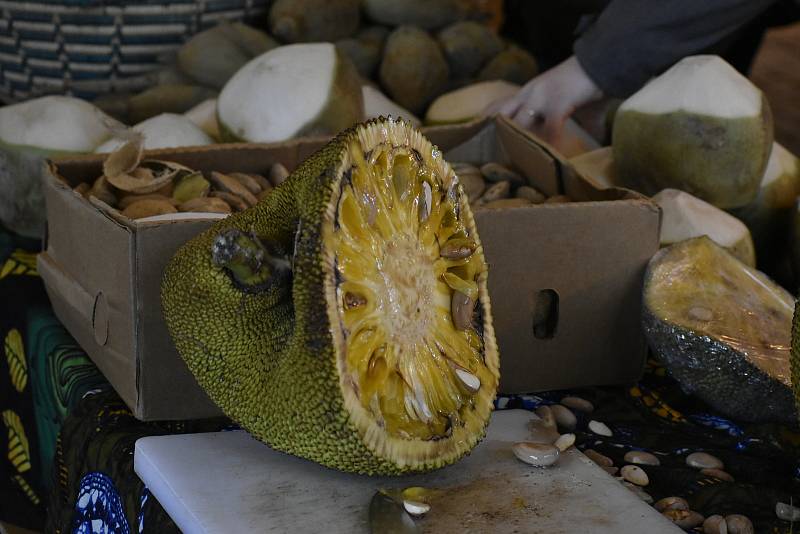 Tropické ovoce z Ugandy mohli lidé během soboty zakoupit na Afrických trzích v pardubických Automatických mlýnech.