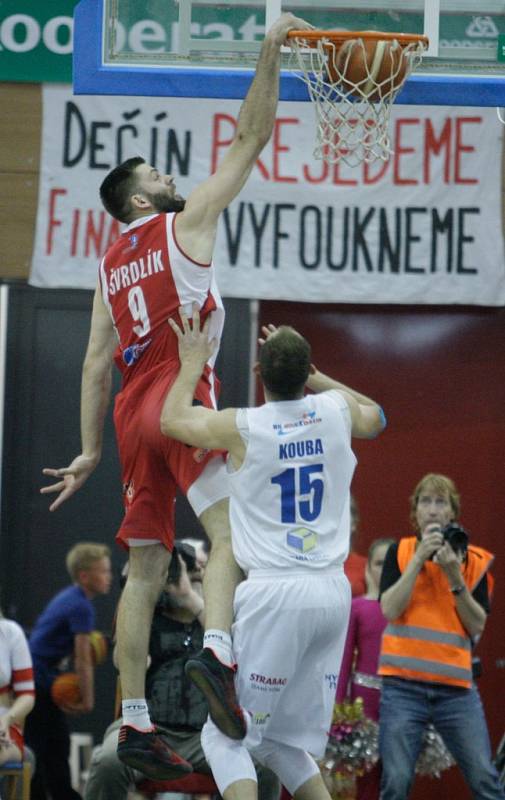 2. semifinále basketbalové Kooperativa NBL mezi BK JIP Pardubice (v bíločerném) a BK Armax Děčín (v černém).