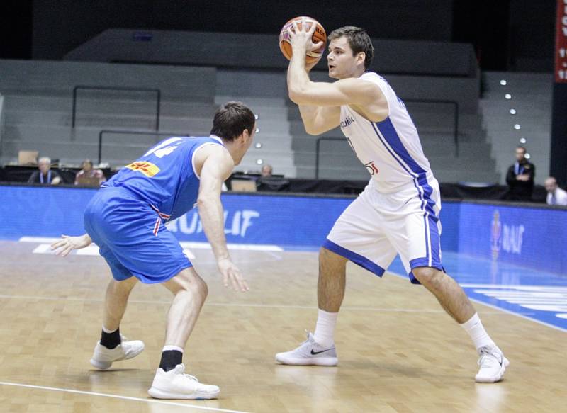 Čeští basketbalisté (v bílém) porazili na úvod kvalifikace Island o dvacet bodů. Hrálo se v pardubické Tipsport aréně.