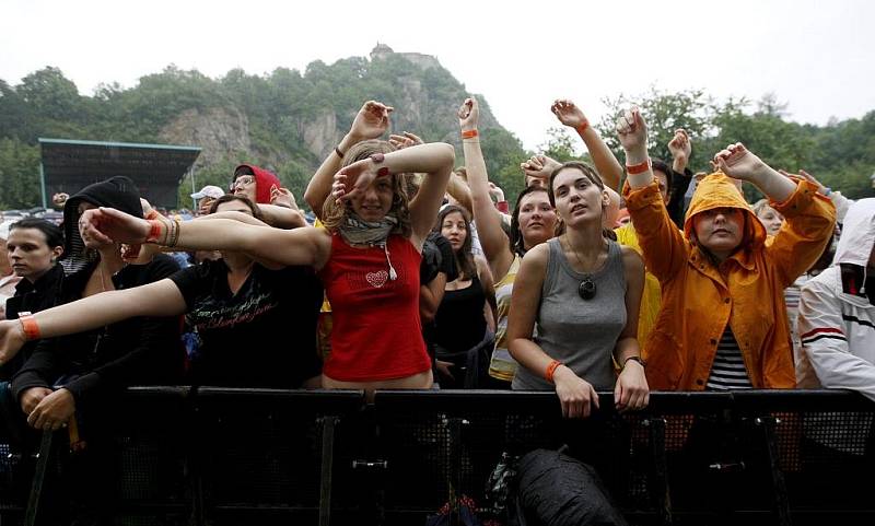 Diváky nevylekala ani nepřízeň počasí a festival České hrady.CZ si všichni náramně užívali