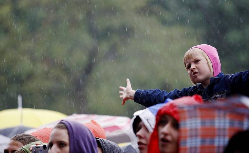 Diváky nevylekala ani nepřízeň počasí a festival České hrady.CZ si všichni náramně užívali