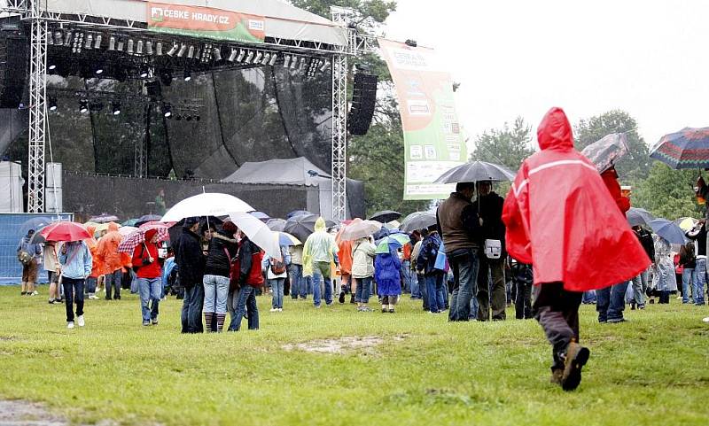 Diváky nevylekala ani nepřízeň počasí a festival České hrady.CZ si všichni náramně užívali