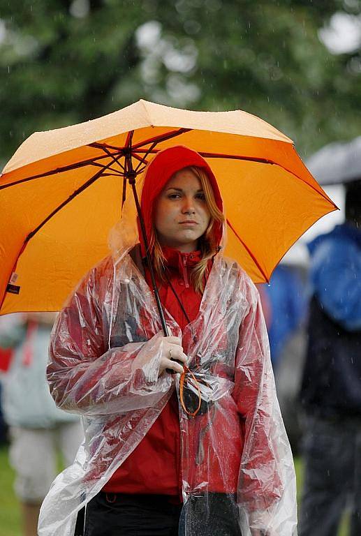 Diváky nevylekala ani nepřízeň počasí a festival České hrady.CZ si všichni náramně užívali