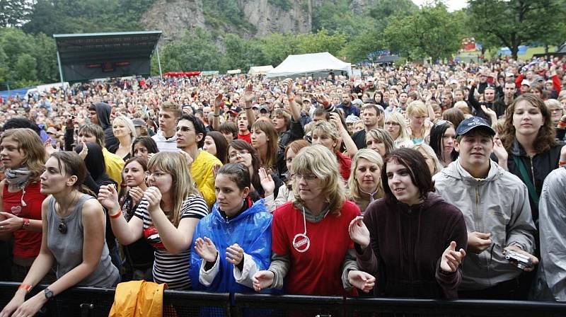 Diváky nevylekala ani nepřízeň počasí a festival České hrady.CZ si všichni náramně užívali