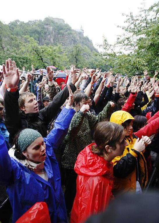 Diváky nevylekala ani nepřízeň počasí a festival České hrady.CZ si všichni náramně užívali