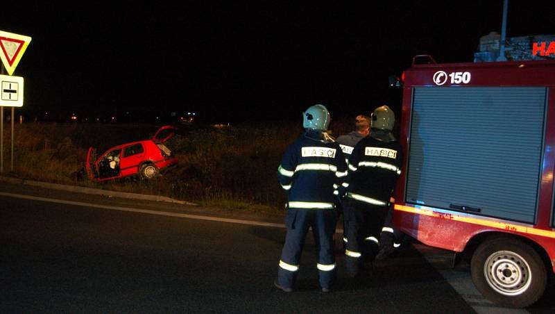 Sobota, 4 hodiny ráno. Takto dopadl osobní vůz, který na medlešické křižovatce nedal přednost rozjetému kamionu