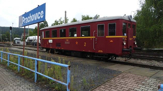 Spolek historie železniční dopravy láká na výlet s motoráčkem do Prachovic tuto sobotu 16. července.