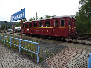 Spolek historie železniční dopravy láká na výlet s motoráčkem do Prachovic tuto sobotu 16. července.