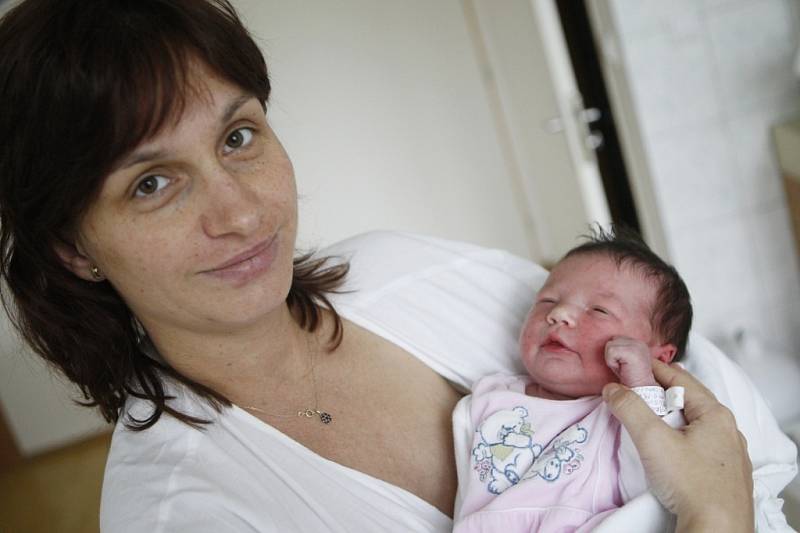 Marie Anna Rusinková se narodila 19. září v 18:02 hodin. Měřila 53 centimetrů a vážila 3860 gramů. Maminku Marcelu u porodu podpořil tatínek Jaromír a doma v Pardubicích čekají ještě Štěpán (7) a Mikuláš (4).