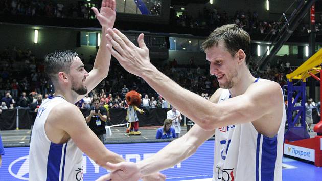 Basketbalové utkání kvalifikace na Mistrovství světa 2019 mezi Českou republikou (v bílém) a Ruskem (v červeném) v pardubické ČSOB pojišťovna ARENĚ.