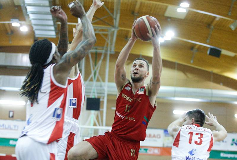 Basketbalové utkání Kooperativy NBL mezi BK JIP Pardubice (v bíločerném) a BK DEKSTONE Tuři Svitavy (v červeném) v pardubické hale na Dašické.