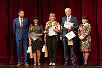 Východočeské divadlo opět hostilo ty nejlepší pedagogy roku 2021 při příležitosti Dne učitelů. Pro certifikát si došlo celkem 27 učitelů a 3 ředitelé.