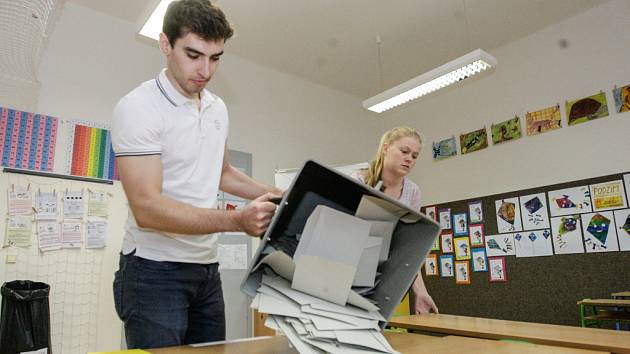 Vysypávání volební urny během voleb do poslanecké sněmovny.